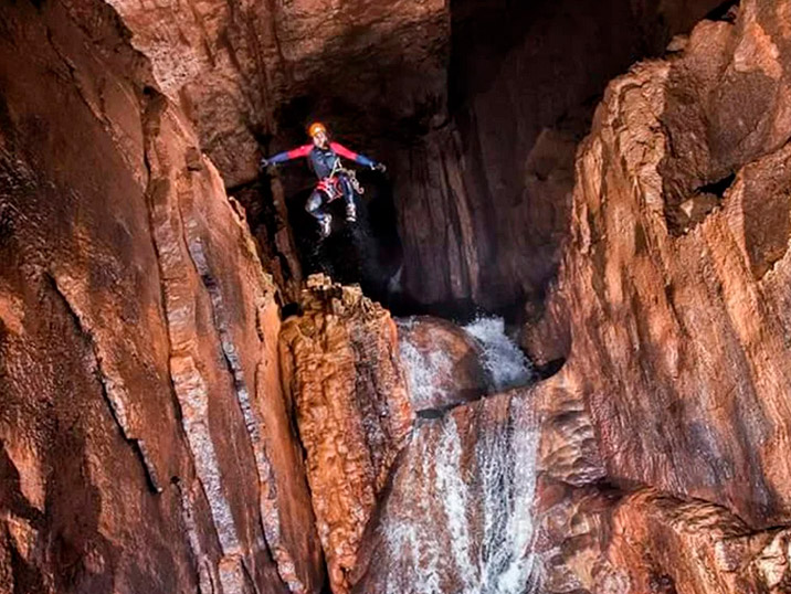Información básica, Espeleobarranquismo en la Cueva Valporquero