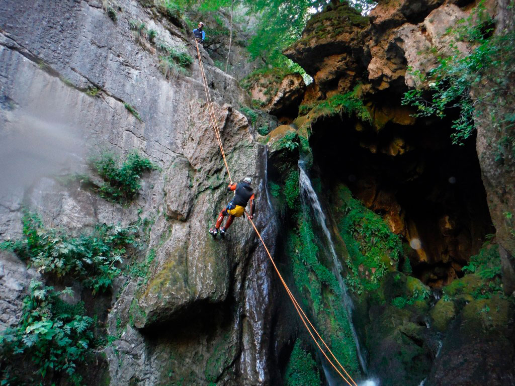 Espeleobarranquismo en Valporquero